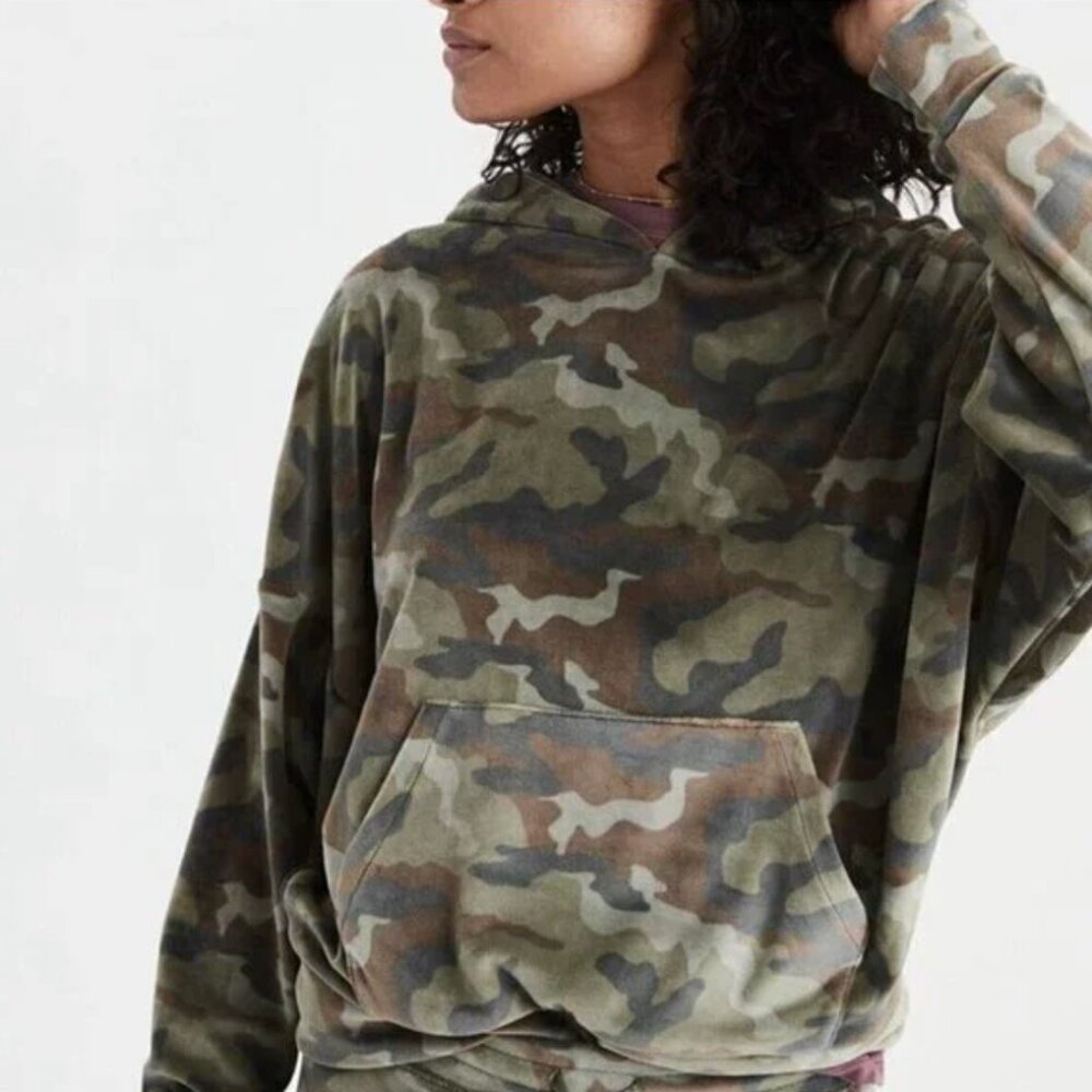 American Eagle women's‎ S velour camo print crop pullover hoodie